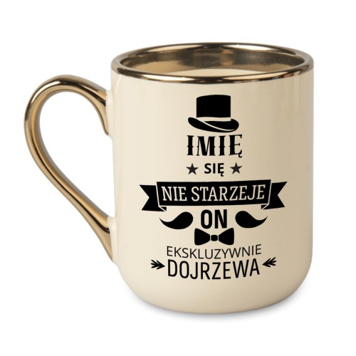 Kremowy kubek Elegant 330 ml z napisem „Imię się nie starzeje, on ekskluzywnie dojrzewa”