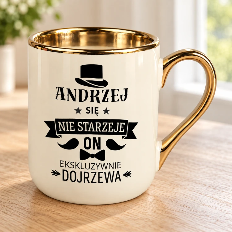 Kremowy kubek Elegant 330 ml ze złotym uchem i czarną grafiką cylindra, wąsów oraz muchy