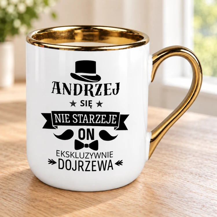 Biały kubek Elegant 330 ml ze złotym uchem i czarną grafiką cylindra, wąsów oraz muchy