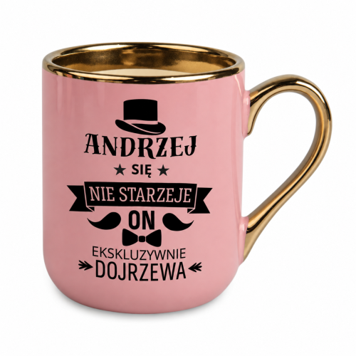 Różowy kubek Elegant 330 ml ze złotym uchem i czarną grafiką cylindra, wąsów oraz muchy