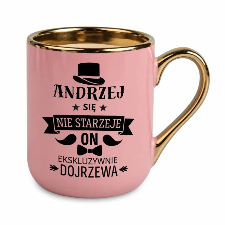 Różowy kubek Elegant 330 ml ze złotym uchem i czarną grafiką cylindra, wąsów oraz muchy