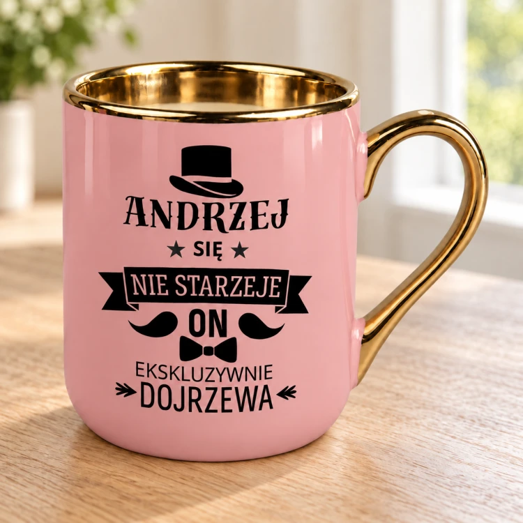 Różowy kubek z imieniem „Ekskluzywnie dojrzewa” – Elegant 330 ml ze złotym rantem i wnętrzem