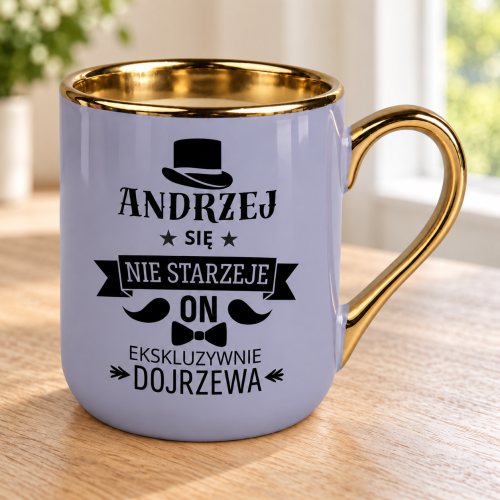 Fioletowy kubek Elegant 330 ml ze złotym uchem i czarną grafiką cylindra, wąsów oraz muchy