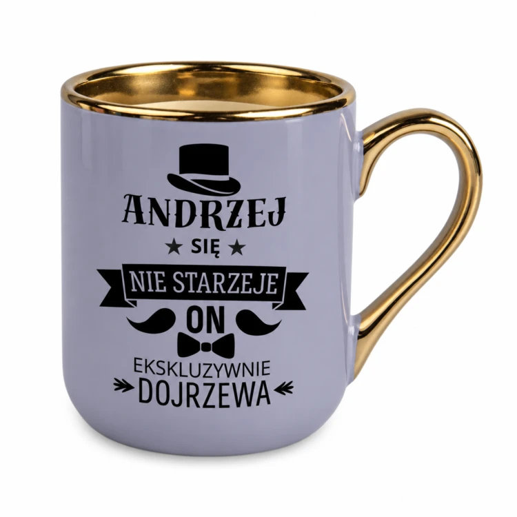 Fioletowy kubek z imieniem „Ekskluzywnie dojrzewa” – Elegant 330 ml ze złotym rantem i wnętrzem