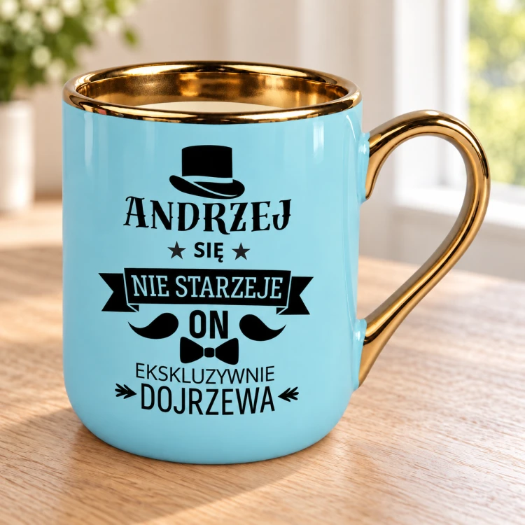 Jasnoniebieski kubek z imieniem „Ekskluzywnie dojrzewa” – Elegant 330 ml ze złotym rantem i wnętrzem