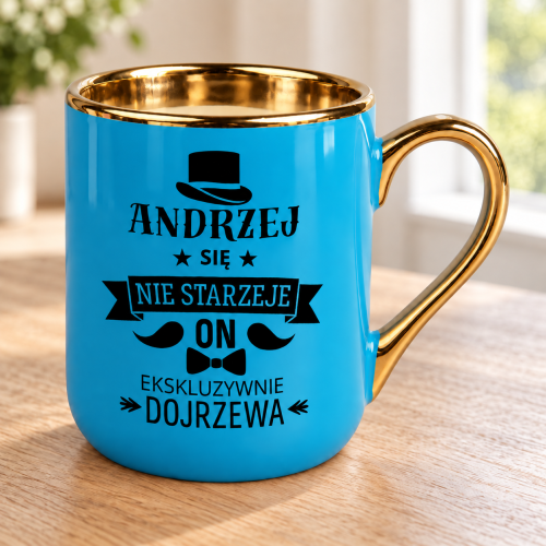 Niebieski kubek Elegant 330 ml ze złotym uchem i czarną grafiką cylindra, wąsów oraz muchy