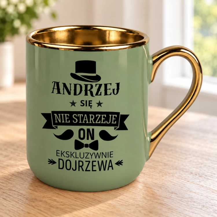 Zielony kubek Elegant 330 ml ze złotym uchem i czarną grafiką cylindra, wąsów oraz muchy