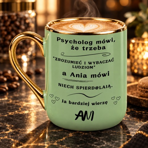 Zielony kubek Elegant 330 ml z personalizowanym napisem „Psycholog mówi, że trzeba” w aranżacji
