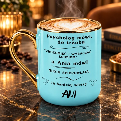Jasnoniebieski kubek Elegant 330 ml z personalizowanym napisem „Psycholog mówi, że trzeba” w aranżacji