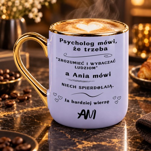 Fioletowy kubek Elegant 330 ml z personalizowanym napisem „Psycholog mówi, że trzeba” w aranżacji