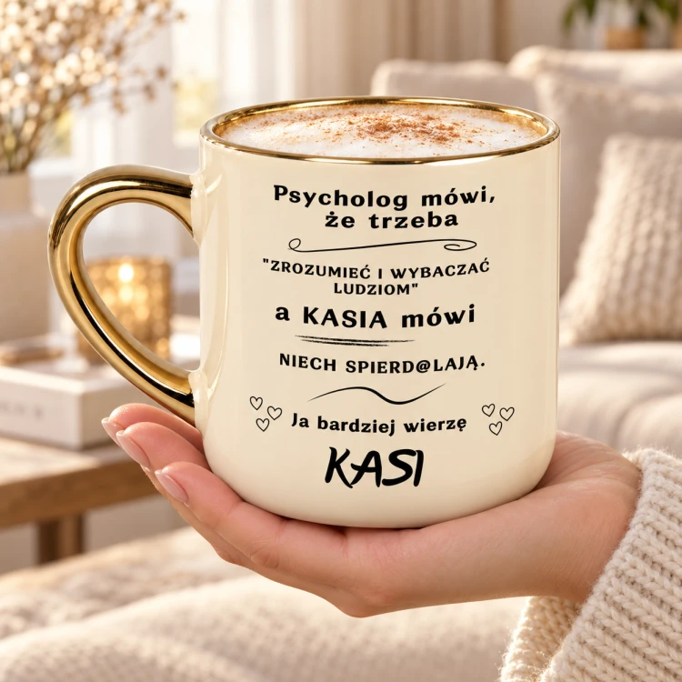 Kremowy kubek Elegant 400 ml „Psycholog mówi, że trzeba” z imieniem, złotym rantem i uchem w aranżacji