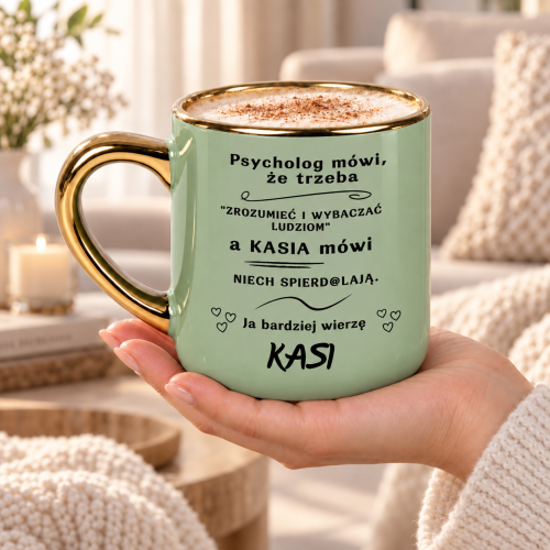 Zielony kubek Elegant 400 ml „Psycholog mówi, że trzeba” z imieniem, złotym rantem i uchem w aranżacji