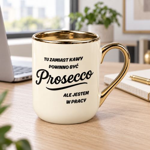 Kremowy kubek Elegant 330 ml ze złotym uchem i napisem o Prosecco w pracy – zdjęcie na tle otoczenia