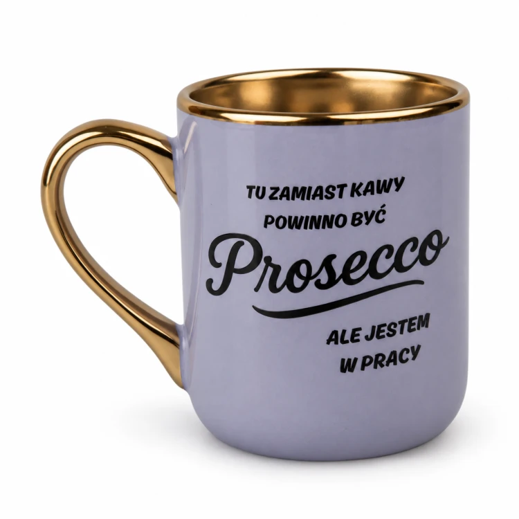 Fioletowy kubek Elegant 330 ml z napisem „Tu zamiast kawy powinno być Prosecco, ale jestem w pracy” – ucho z lewej