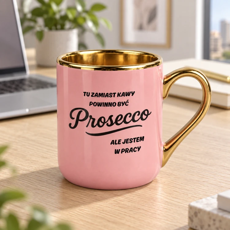 Różowy kubek Elegant 330 ml ze złotym uchem i napisem o Prosecco w pracy – zdjęcie na tle otoczenia