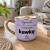 Fioletowy kubek Elegant 400 ml „Rzuć to wszystko i walnij sobie kawkę” w aranżacji