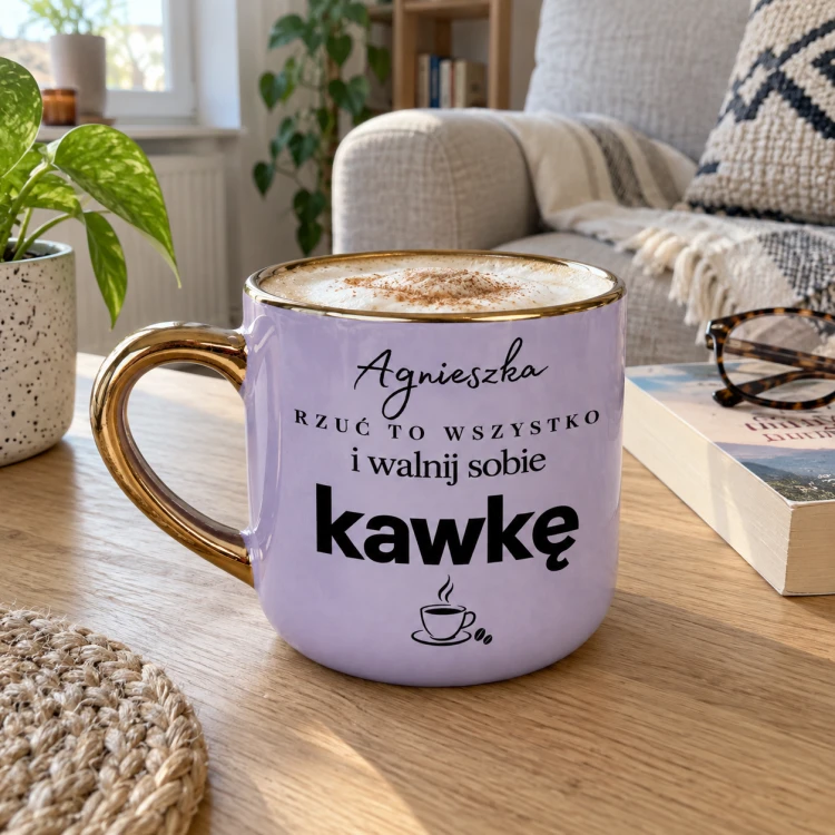 Fioletowy kubek Elegant 400 ml „Rzuć to wszystko i walnij sobie kawkę” w aranżacji
