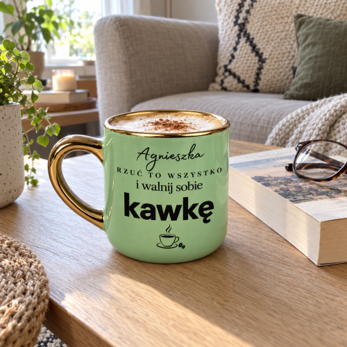 Zielony kubek Elegant 400 ml „Rzuć to wszystko i walnij sobie kawkę” w aranżacji