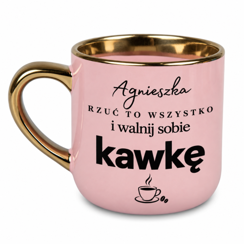 Różowy kubek Elegant 400 ml „Rzuć to wszystko i walnij sobie kawkę” – lewa strona