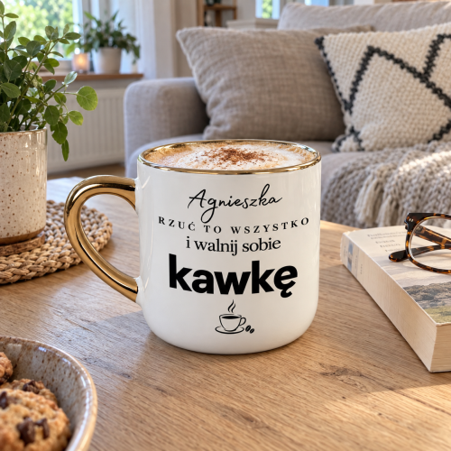 Biały kubek Elegant 400 ml „Rzuć to wszystko i walnij sobie kawkę” w aranżacji