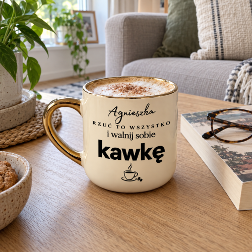 Kremowy kubek Elegant 400 ml „Rzuć to wszystko i walnij sobie kawkę” w aranżacji