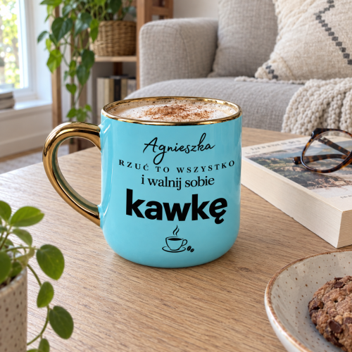 Jasnoniebieski kubek Elegant 400 ml „Rzuć to wszystko i walnij sobie kawkę” w aranżacji