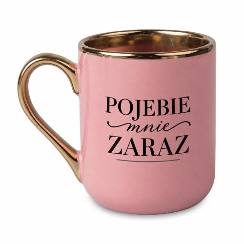 Różowy kubek Elegant 330 ml z ozdobnym napisem „Pojebie mnie zaraz” i złotym uchem – lewa strona
