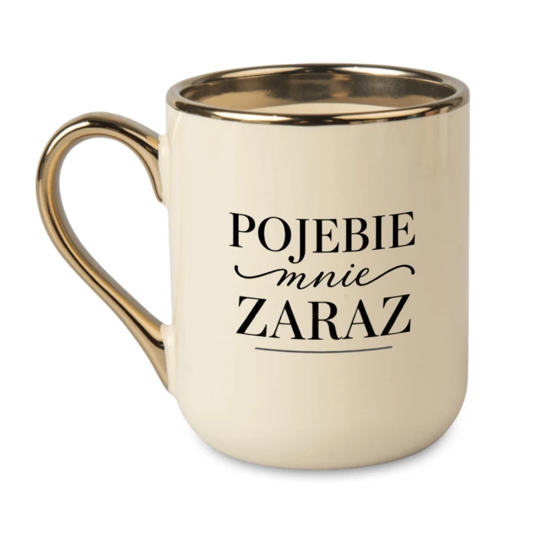 Kremowy kubek Elegant 330 ml z ozdobnym napisem „Pojebie mnie zaraz” i złotym uchem – lewa strona
