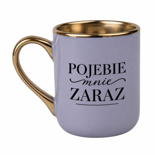 Fioletowy kubek Elegant 330 ml z ozdobnym napisem „Pojebie mnie zaraz” i złotym uchem – lewa strona