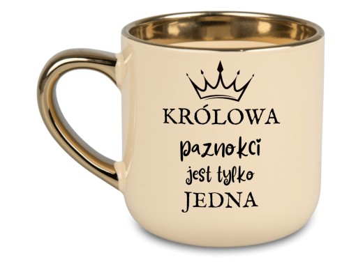 Kremowy kubek 400 ml z złotym uchem i napisem "Królowa Paznokci Jest Tylko Jedna"