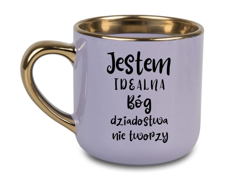 Fioletowy kubek 400 ml z złotym uchem i napisem "Jestem Idealna, Bóg Dziadostwa Nie Tworzy"