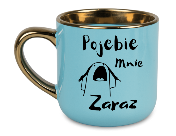 Błękitny kubek ze złotym rantem i uchwytem, ozdobiony humorystycznym napisem "Pojebie mnie zaraz" oraz ilustracją postaci.