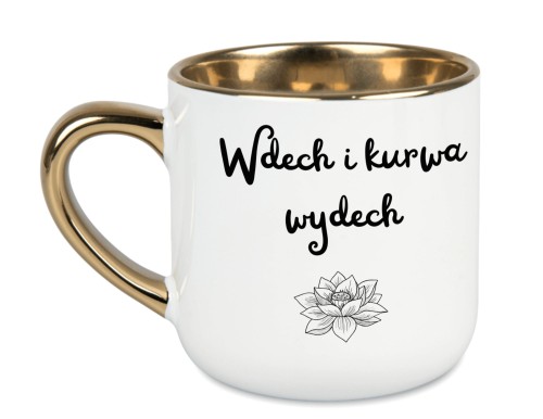 kubek z napisem Wdech i kurwa wydech biały ze złotym uchem i lotosem