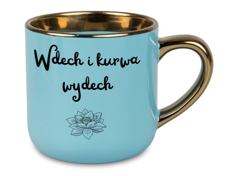 Zabawny kubek błękitny ze złotym uchem i napisem Wdech i kurwa wydech