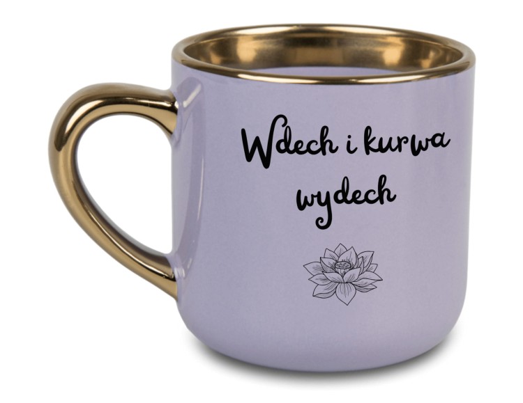 fioletowy kubek z napisem Wdech i kurwa wydech