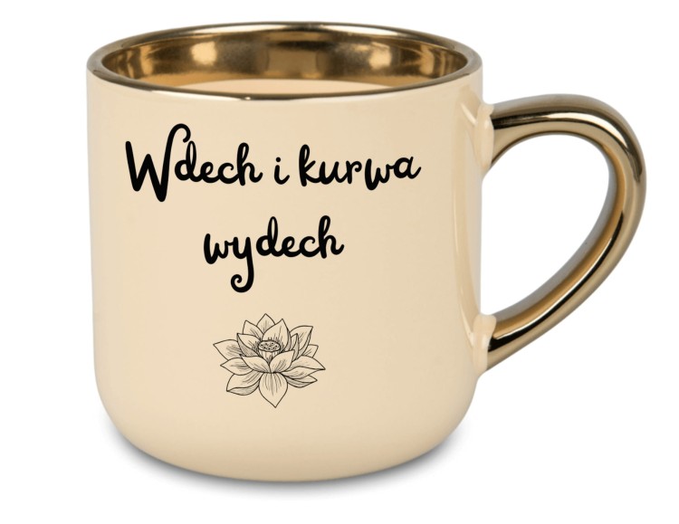 kremowy kubek z napisem Wdech i kurwa wydech